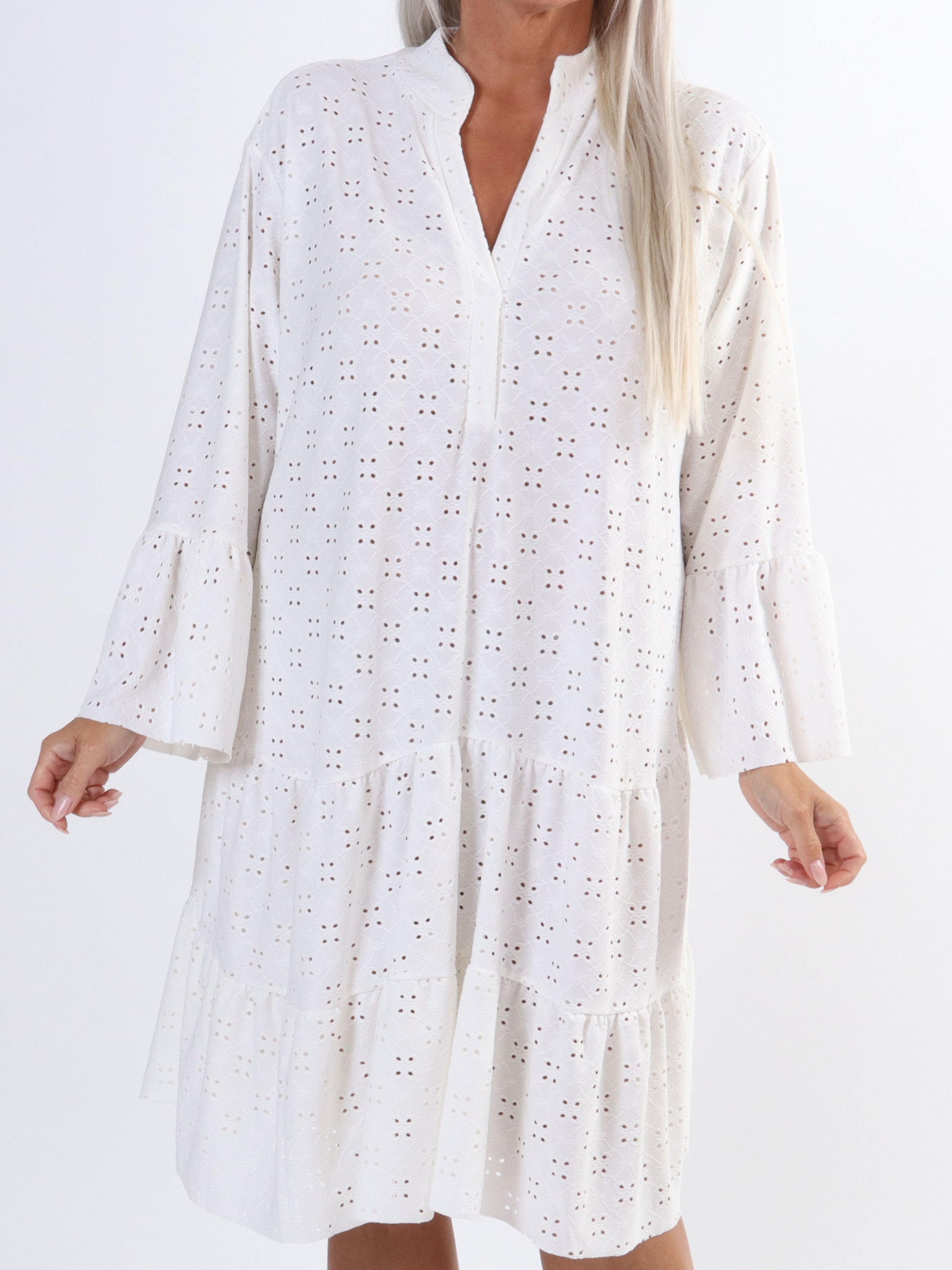 Indiana - Sød elastisk plus size kjole i broderi anglaise